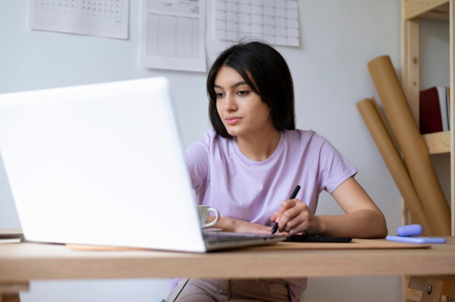 Ambiente di apprendimento collaborativo con persone che lavorano insieme